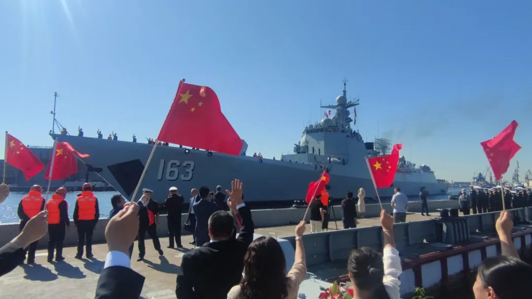 中俄各界人士挥舞国旗，热烈欢迎焦作舰抵达圣彼得堡